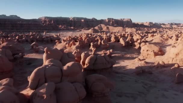 El vuelo sobre las crestas en Goblin Valley, Fantástico paisaje del desierto rojo de Utah — Vídeos de Stock