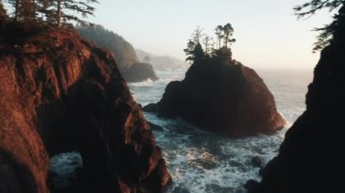 Dar okyanus kayalıklarında uçan İHA dalgaları aşağıdaki kayalara çarpıyor.