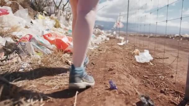 Hawaii adasındaki plastik kirliliğine yakın, 4K ABD çöplüğünü keşfeden kadın. — Stok video