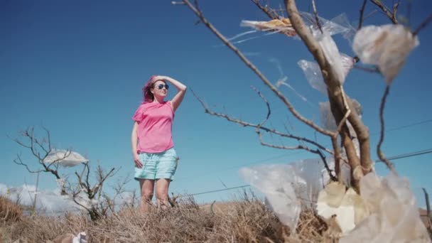 Ralenti mouvement moderne femme debout sur poubelle sur venteux jour d'été 4K hawaii — Video