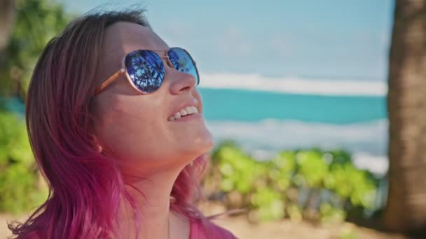 Close up portrait of woman with pink hair, aviator sunglasses, beautiful smile — Stock Video