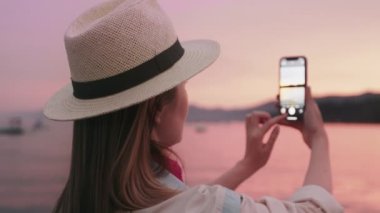 Doğa gezisi ya da macera yaşayan kadın, sosyal medya için fotoğraf çeken seyahat blogcusu