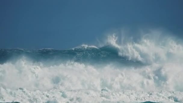 Impresionantes grandes olas rotas cinematográficas, Tiburón 4K en cámara lenta Hawaii — Vídeos de Stock