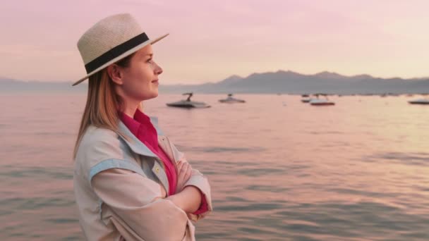 Mujer caucásica feliz soñando, contemplando, relajándose en el lago Tahoe al atardecer — Vídeo de stock