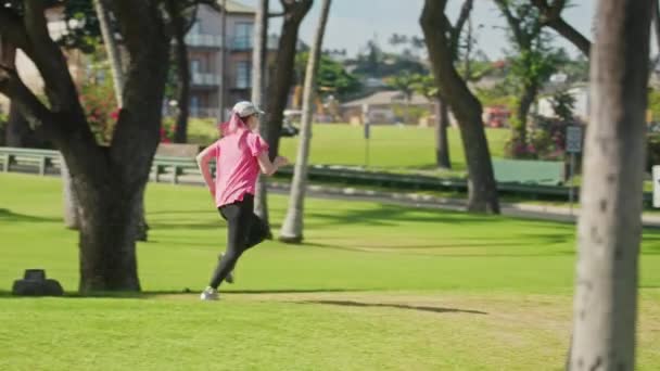 Sabah koşan kadın eğitimi, sağlıklı yaşam tarzı, hızlı koşan atletik kız. — Stok video