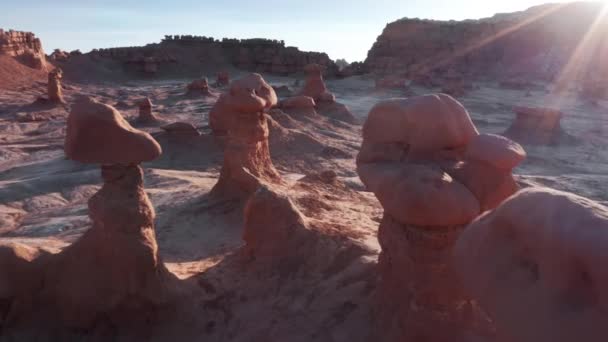 Tło Utah, Dolina Goblina w złotym wschodzie słońca światło podróży pustynia — Wideo stockowe