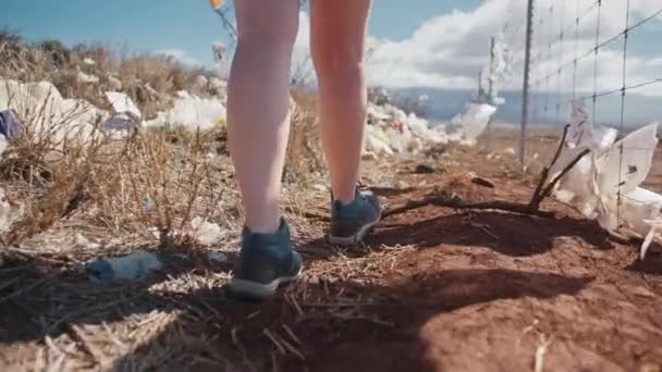 Çöplükte çöp ve plastik poşet toplayan bir gönüllü. Plastik kirliliği videosu — Stok video