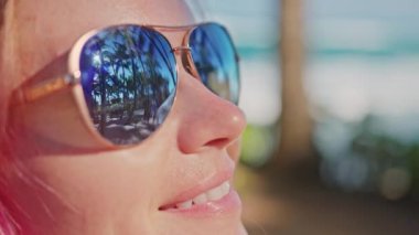 Yakın çekim çekici kadın yüzü gülümseyen beyaz dişler, yavaş çekim kadın gezgin