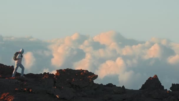 Blogger de viajes explorando la famosa montaña del volcán Haleakala, isla de Hawaii — Vídeos de Stock