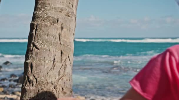Περιβαλλοντική ακτιβίστρια θηλυκό χέρι αγγίζοντας φοίνικα, τροπική παραλία 4K καλοκαίρι — Αρχείο Βίντεο