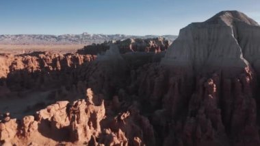 Kızıl Mars gezegeni manzaraları, Goblin Vadisi, Utah 'ta havadan 4K hoodoo oluşumları.