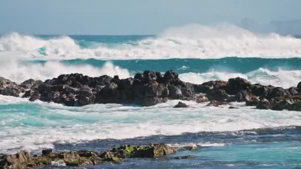 Farliga havsvågor på stenig strand, 4K blå havsvågor som bryter på havets klippor — Stockvideo