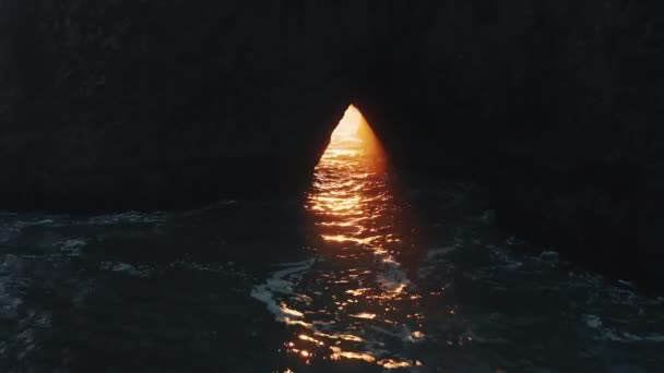 Beautiful summer morning over ocean, sun ray break through natural arch 4K USA — Stock Video