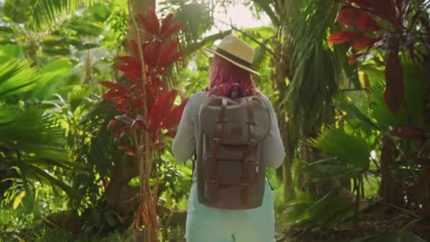 跟随红头发，背囊，动作缓慢的女旅行家的相机 — 图库视频影像