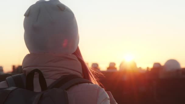 Primer plano retrato de sonriente mujer bonita confiada, cámara lenta en la luz del atardecer — Vídeos de Stock