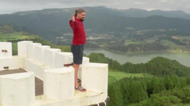 Resmedilmeye değer manzaralarla çevrili güzel eski mimari