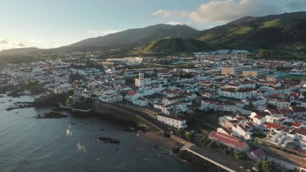 Vista aérea de un puerto marítimo con encantadoras cabañas residenciales junto a la orilla — Vídeos de Stock