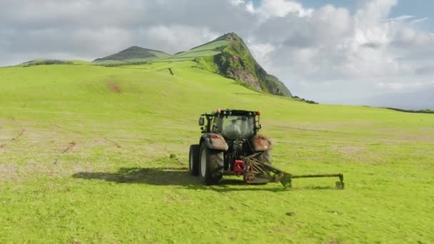 Traktor som odlar grödor på åkrar på ön Sao Jorge, Azorerna, Portugal — Stockvideo