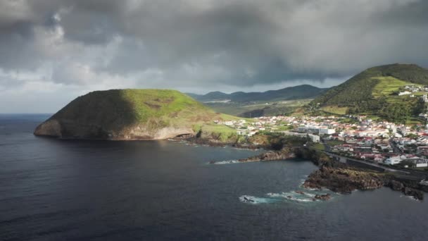Wioska Velas położona na wybrzeżu Oceanu Atlantyckiego, wyspa Sao Jorge, Azory — Wideo stockowe