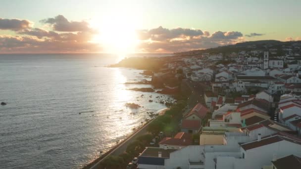 Vista aérea de la encantadora ciudad costera durante el amanecer — Vídeos de Stock