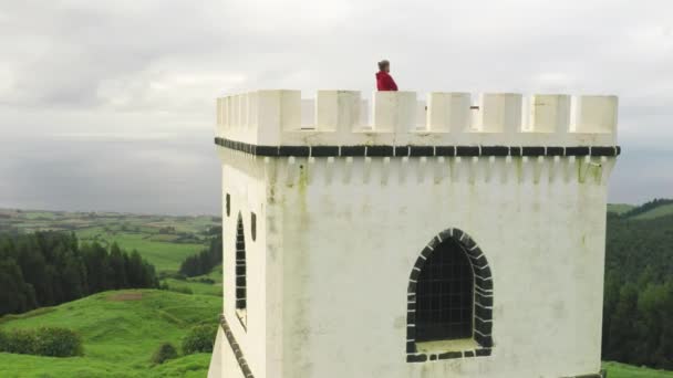 Wyspa Sao Miguel, Azory, Portugalia. Człowiek wędruje wokół starożytnego punktu orientacyjnego — Wideo stockowe