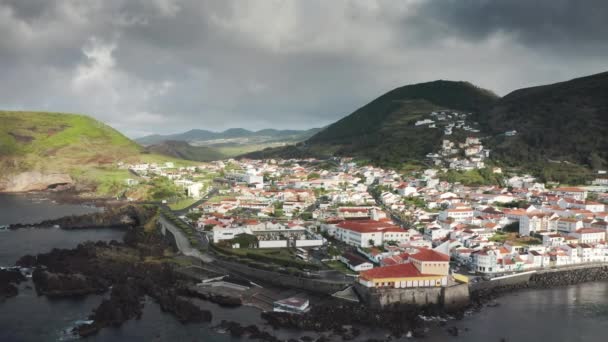 Küçük Velas köyü Sao Jorge Adası, Azores, Portekiz, Avrupa — Stok video