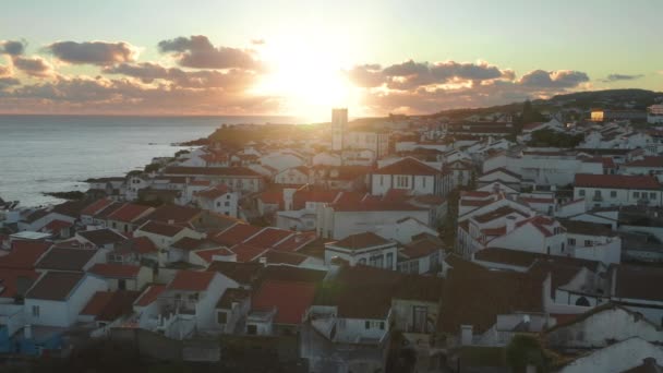 Strahlender Sonnenschein über dem Meer einer wunderschönen Insel — Stockvideo