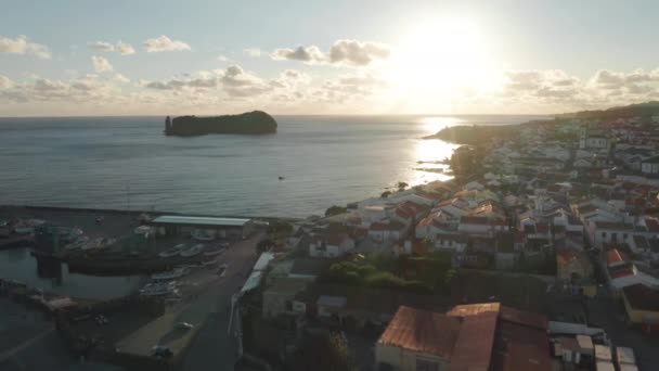 Мальовничий захід сонця віддзеркалений на морських водах — стокове відео