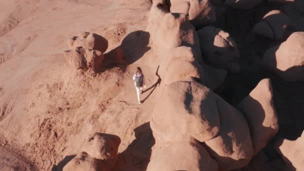 Imagens de drones aéreos 4K de viajantes fazendo sombra de corpo longo ao nascer do sol, Utah 4K — Vídeo de Stock