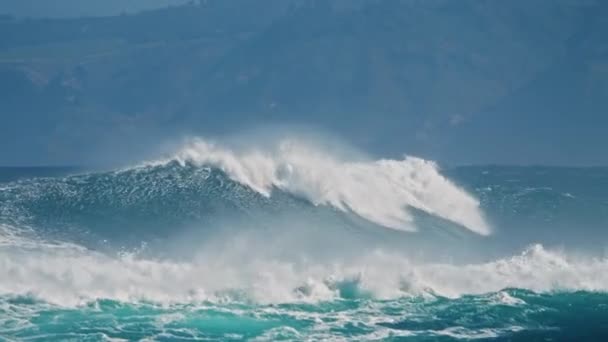 Ola oceánica extrema aplastando en la costa, olas poderosas rompiendo salpicaduras de agua — Vídeos de Stock