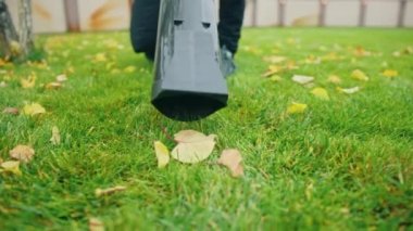 Yavaş çekim yakın çekim bulutlu bir sonbahar gününde hava üfleyiciyi arka bahçede bırakarak, 4K