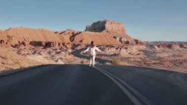 Mutlu turist ünlü film simgesi Goblin Vadisi 'ni görmek için heyecanlı.
