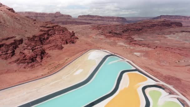 Bird eye view rode rots woestijn landschap, zout verdamping industriële site vijvers — Stockvideo