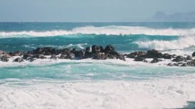 Tehlikeli dalgalar, güzel ve güçlü okyanus dalgaları kayalık sahil sahillerini ezip geçiyor. 