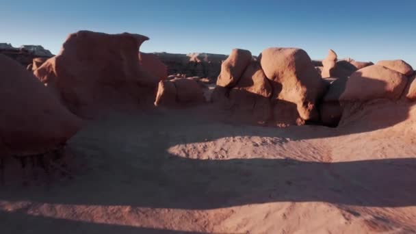 Drönare flyger snabbt lågt mellan konstiga röda antika hoodoo toppar i Goblin Valley 4K — Stockvideo