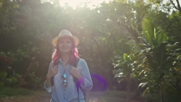 Portret piękna uśmiechnięta Amerykanka z różowymi włosami spacerująca w lesie deszczowym — Wideo stockowe