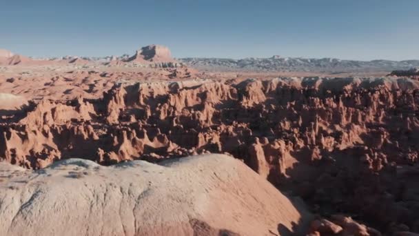 Drone volant bas au-dessus de l'ancien plateau du Colorado. Paysages planète Mars rouge 4K — Video