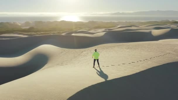 Jonge vrouw oefenen op zand duin buiten en het dragen van AR bril, 4K antenne — Stockvideo