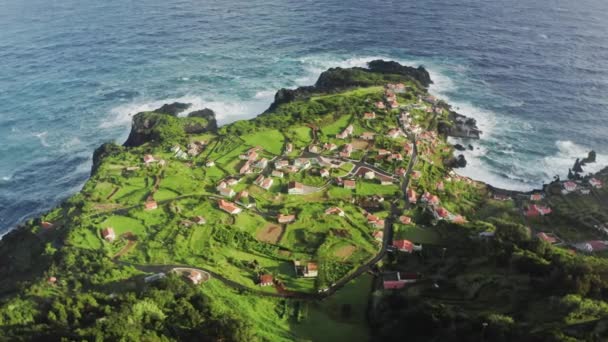 Расположен в зеленой зоне на острове Сао-Жорж, Азорские острова, Португалия, Европа — стоковое видео