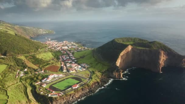 Stade de sport situé sur le rocher de l'île de Sao Jorge, Açores, Portugal, Europe — Video
