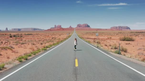 Blij toerist enthousiast om te zien beroemde filmen oriëntatiepunt filmische Monument Valley — Stockvideo