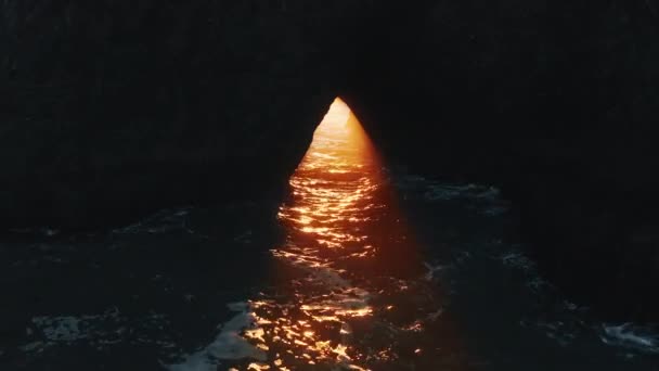 Naturaleza cinematográfica, agua y fondo de luz 4K, rayo de sol dorado brillante escénico — Vídeo de stock