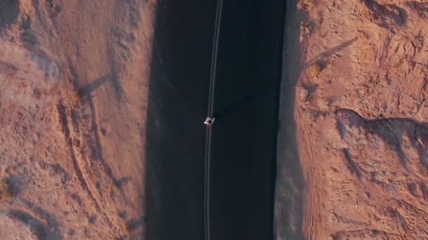 美国自然荒野，旅游探险4K背景，沙漠路上的旅行者 — 图库视频影像