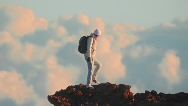 戴面具的快乐女人，夕阳西下背着背包爬山的冬衣 — 图库视频影像