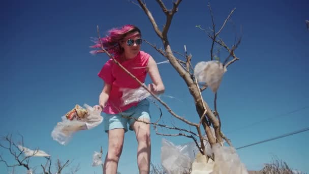 Hawaii adasında plastik temizleyen bir kadın, plastik poşet toplayan bir gönüllü. — Stok video