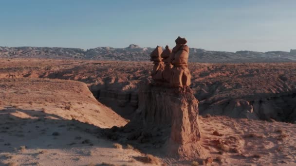 Luchtfoto filmische kronkelende weg loopt tussen rode steile bergen, rennende vrouw — Stockvideo