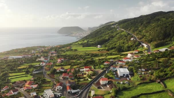 Pueblo situado en colinas de montañas en la isla volcánica de Sao Jorge, Azores — Vídeos de Stock