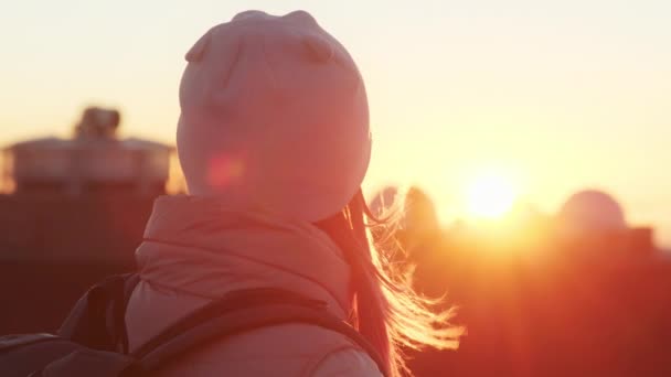 Закройте портрет улыбающейся уверенной в себе красивой женщины, замедленной съемки при закате солнца — стоковое видео