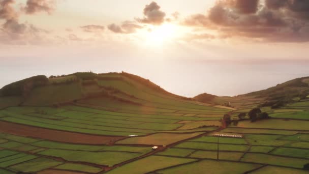 Vista incrível do pôr-do-sol da ilha de São Jorge com campos agrícolas, Açores, Portugal — Vídeo de Stock