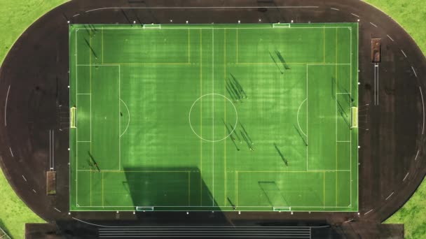 포르투갈의 아조레스에 있는 사오 호르헤 섬에 있는 스포츠 경기장에서 훈련받고 있는 스포츠 선수들 — 비디오